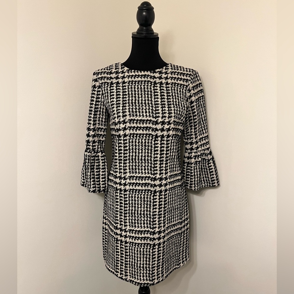 Zara elegant black and white Houndstooth Shift Dress w/ 3/4 length bell sleeves.